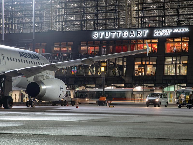 Flugzeug am Flughafen Stuttgart bei Nacht, Passagierflugzeug auf dem Rollfeld.
