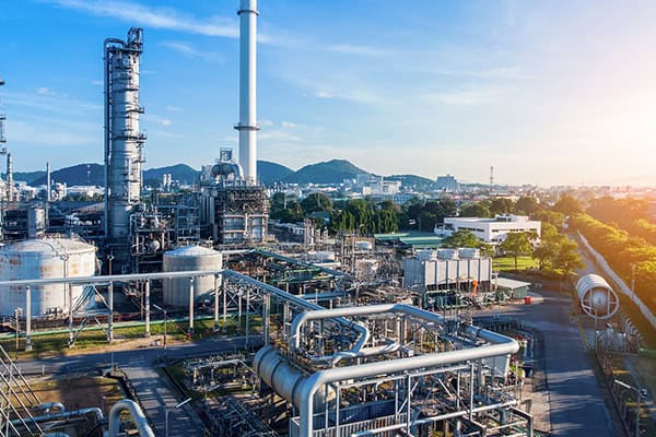 Industrieanlage mit Raffinerie und Pipelines, im industriellen Umfeld.