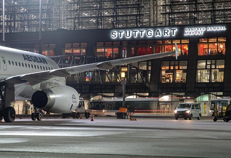 Flugzeug am Flughafen Stuttgart bei Nacht, Passagierflugzeug auf dem Rollfeld.